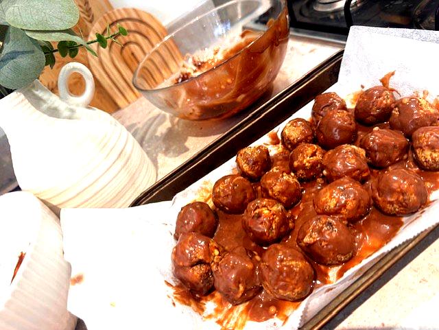 Close-up of healthy Ferrero Rocher-inspired snack balls coated in dark chocolate, perfect for kids’ lunchboxes.