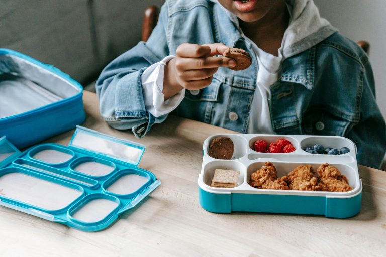 Infographic of the top 5 kids’ lunch boxes with features like leak-proof, budget-friendly, balanced meals, fun designs, and insulated options