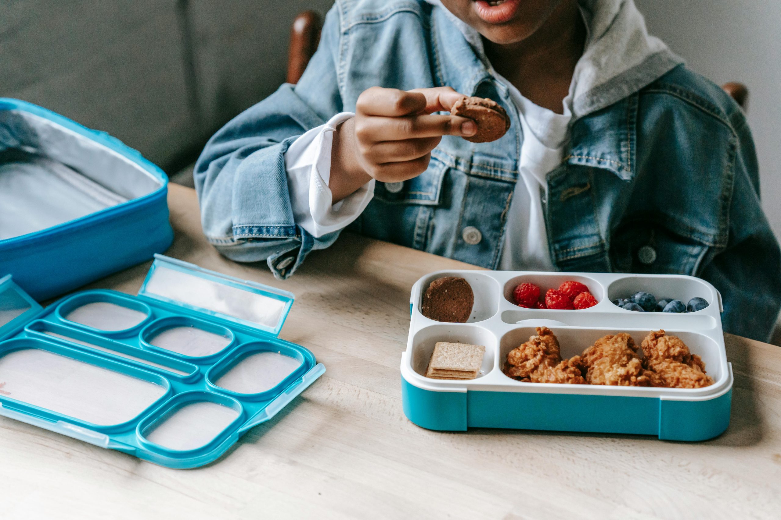 Infographic of the top 5 kids’ lunch boxes with features like leak-proof, budget-friendly, balanced meals, fun designs, and insulated options